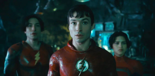 En esta imagen proporcionada por Warner Bros. Pictures, Ezra Miller, de izquierda a derecha, Ezra Miller y Sasha Calle en una escena de "The Flash".