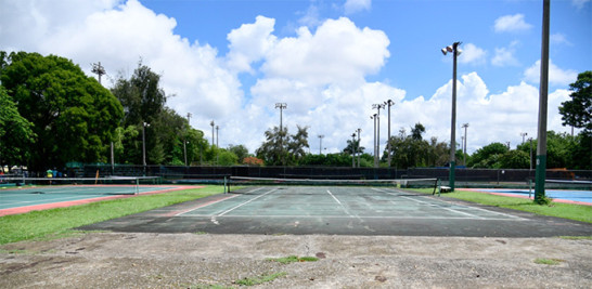 Las canchas de tenis del Centro Olímpico se notan sin color, las mayas con agujeros y muy descuidadas.