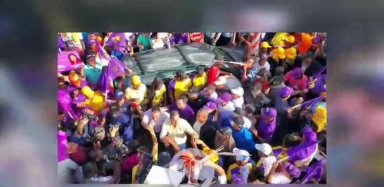 El Partido de la Liberación Dominicano (PLD) desplegó una marcha ayer sábado, con miles de militantes morados.