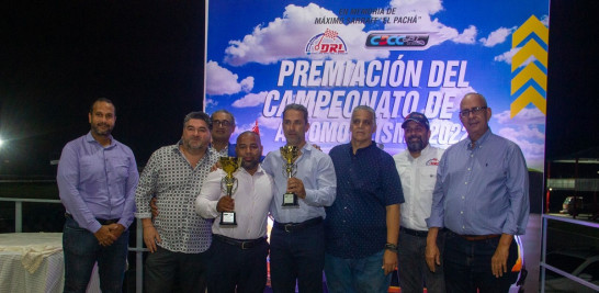 Harold Robles y su equipo reciben el trofeo del Piloto del Año del Club Dominicano de Corredores de Circuito 2022.