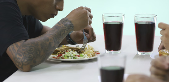 Un hombre que estuvo en prisión por pertenencia a una pandilla come su almuerzo en el centro de rehabilitación "Vida Libre", en Santa Ana, El Salvador, el sábado 29 de abril de 2023.
