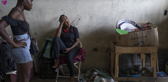 En esta imagen de archivo, Elise Mesadieu llora sentada junto al cuerpo de su ahijada de un año, que se cree que murió deshidratada a causa del cólera, en un albergue.