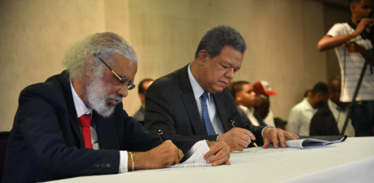 El expresidente Leonel Fernández y el dirigente choferil Juan Hubieres, firmaron un pacto de alianza política con miras a los comicios electorales de 2024, a través de la Fuerza del Pueblo (FP) y el Movimiento Rebelde.