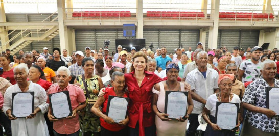 La vicepresidenta Raquel Peña entrego 544 títulos de propiedad en la provincia de Azua, en la que también encabezo la inauguración de la rehabilitación e inicio de proyectos eléctricos con inversión de RD$ 17 millones y la entrega de calles en Las Barías, con inversión de unos RD$ 216 millones.