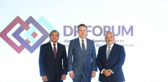 Daniel Liranzo, director ejecutivo del CNZFE; Victor Bisonó Haza, y Luis José Bonilla Bojos,