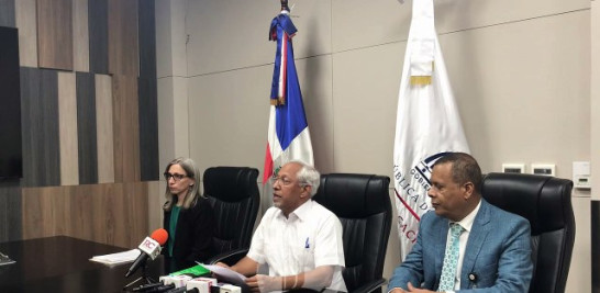 El ministro de Educación, Ángel Hernández, respondió a los cuestionamientos realizados de la Asociación de Industrias Editoriales de la República Dominicana (Adierd), indicando que estos “persiguen poner el interés comercial sobre el interés de la sociedad”, agregando que los libros son los únicos en el mercado editorial que van alineados al currículum del próximo año escolar que inicia en apenas semanas.<br /><br />https://listindiario.com/la-republica/20230808/educacion-aprueba-admitir-bibliografia-libros-dice-editoriales-persiguen-interes-comercial_767367.html