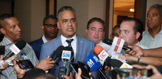 El ministro de la Presidencia, Joel Santos, informó que el Gobierno proyecta que el crecimiento económico de la República Dominicana oscile entre un tres y cuatro por ciento para el final de este 2023.