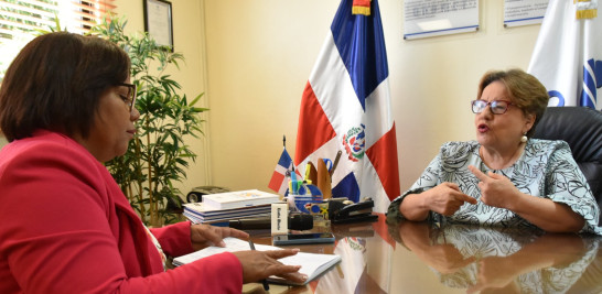 Gloria Ceballos, directora de la Oficina Nacional de Meteorología, cuando era entrevistada por la periodista Deyanira Polanco.