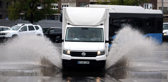 Camión conduciendo por una calle inundada en Madrid.