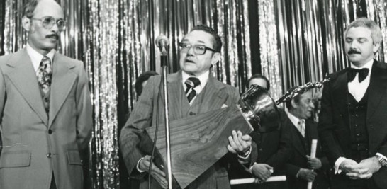 Al centro, el actor Salvador Pérez Martínez al recibir premio, el “Gran Dorado” como el artista más extraordinario del año 1978.