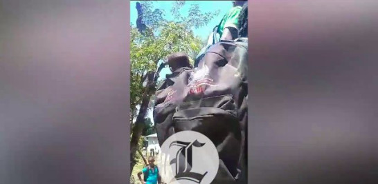 Los estudiantes de la comunidad Macasías, en la fronteriza provincia de Elías Pina, no tienen medio de trasporte para ir a la escuela y en un video se ve a un grupo de niños encima de un camión cargado de caballos.<br /><br />https://listindiario.com/la-republica/20230914/estudiantes-macasias-elias-pina-escuela-camion-cargado-caballos_772950.html<br /><br />También le pude interesar estos videos:<br /><br />TORMENTA FRANKLIN INUNDA LA CAPITAL https://youtu.be/Pq11_6GJtgg<br /><br />VICEALMIRANTE AGUSTÍN ALBERTO MORILLO ASUME MANDO COMO NUEVO COMANDANTE DE LA ARMADA DOMINICANA https://youtu.be/mRcXUW4AyWc<br /><br />PLD DEFINE SUS CANDIDATOS A LAS ALCALDÍAS DEL DN, SDN, SAN CRISTÓBAL Y CABARETE https://youtu.be/mCoab9nVzMU<br /><br />LOS DOMINICANOS PODRÁN ENTRAR DE MANERA MÁS ÁGIL A ESTADOS UNIDOS, GRACIAS AL GLOBAL ENTRY https://www.youtube.com/watch?v=01ft8n1tGwM<br /><br />PRD, PLD Y FP ACUERDAN ALIANZAS EN TRES SENADURIAS, 6 ALCALDÍAS Y 150 DISTRITOS MUNICIPALES https://www.youtube.com/watch?v=gJc5ua4CTeQ<br /><br />Más noticias en https://listindiario.com/<br /><br />Suscríbete al canal  https://bit.ly/335qMys<br /><br />Síguenos<br />Twitter  https://twitter.com/ListinDiario <br /><br />Facebook  https://www.facebook.com/listindiario <br /><br />Instagram https://www.instagram.com/listindiario/