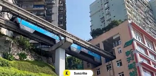 En el suroeste de China se ubica el municipio denominado Chongqing, un lugar que dentro de sus encantos posee una parada de metro que traspasa un edificio, convirtiéndose en un atractivo turístico que reúne a cientos de personas que acuden para ver y captar como los vagones se introducen en la infraestructura y continúan su curso.<br /><br />https://listindiario.com/la-vida/turismo/20230917/parada-sobre-innovacion-arquitectonica-conoce-metro-traspasa-edificio-china_773348.html