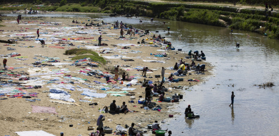 Mujeres haitianas lavan ropa en el río Masacre.