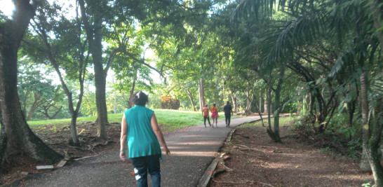 Dentro del Parque Mirador Norte hay un área donde las personas pueden caminar o trotar.