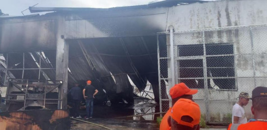 A las 11:00 del mediodía de este sábado se reportó un incendio en una colchonería ubicada en la calle Los Restauradores, Sabana Perdida, Santo Domingo Norte, el cual fue asistido por tres unidades del cuerpo de bomberos de esta demarcación.