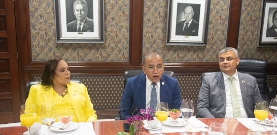 Plutarco Arias, Maribel Jorge y Alfredo Matos, durante su participación en el Desayuno de Listín.
