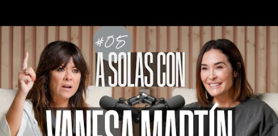 Vicky Martín Berrocal y Vanesa Martín se confían el largo camino que las ha traído hasta el punto actual. Sobre por qué y cómo mantener la distancia de la intimidad ante los focos y la idea de fama, de vivir y ser libre pese a la repercusión de sus actividades, Berrocal ha aprovechado para elogiar la constancia de la compositora que acaba de ser reconocida con dos nominaciones a los Latin Grammy. Una conversación cómplice en la que se habla cómo aprender a amar, de identidad, canciones favoritas, las virtudes de las nuevas generaciones y el poder de vivir sin miedos ni restricciones.

‘A solas con… Vicky Martín Berrocal’ es el podcast donde algunas de las personas más conocidas de España se abren a través de la conversación cómplice. Charlas abiertas donde el sexo, el dinero, los fracasos, la muerte o la idea del éxito no son tabúes para las invitadas de la empresaria y diseñadora sevillana. En este videopodcast de Podium Podcast utiliza el poder de la conversación para conocer como nunca a personajes públicos como Vanesa Martín. 

 #asolascon #vickymartinberrocal #vanesamartín #podcast #podiumpodcast