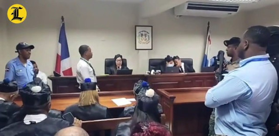 La jueza Ana Hernández Méndez, del Tribunal Colegiado de Villa Altagracia, emitió un voto disidente durante la sentencia a los acusados de dar muerte a tiros a la pareja de evangélicos Elisa Muñoz Marte y Joel Eusebio Díaz Ferrer, ocurrida a manos de agentes policiales en mayo de 2021.<br /><br />https://listindiario.com/la-republica/justicia/20231013/voto-disidente-jueza-caso-villa-altagracia-determina-agentes-usaron-fuerza-desproporcional_777239.html