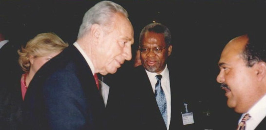 El exprimer ministro de Israel, Shimon Peres, saluda a Williams Salvador durante una actividad diplomática.