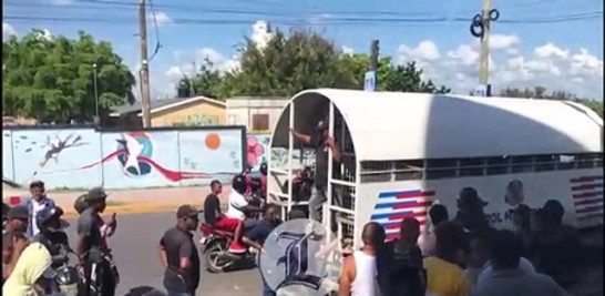 Tras escenificar un forcejeo de varios minutos, agentes de la Dirección General de Migración (DGM), dejaron en libertad a una nacional haitiana que se resistió a montarse a la guagua de Control Migratorio en Sabana Perdida, Santo Domingo Norte.<br /><br />https://listindiario.com/la-republica/migracion/20231018/migracion-accede-presion-dominicanos-deja-libertad-haitiana-sdn_777895.html<br /><br />También le pude interesar estos videos:<br /><br />TORMENTA FRANKLIN INUNDA LA CAPITAL https://youtu.be/Pq11_6GJtgg<br /><br />VICEALMIRANTE AGUSTÍN ALBERTO MORILLO ASUME MANDO COMO NUEVO COMANDANTE DE LA ARMADA DOMINICANA https://youtu.be/mRcXUW4AyWc<br /><br />PLD DEFINE SUS CANDIDATOS A LAS ALCALDÍAS DEL DN, SDN, SAN CRISTÓBAL Y CABARETE https://youtu.be/mCoab9nVzMU<br /><br />LOS DOMINICANOS PODRÁN ENTRAR DE MANERA MÁS ÁGIL A ESTADOS UNIDOS, GRACIAS AL GLOBAL ENTRY https://www.youtube.com/watch?v=01ft8n1tGwM<br /><br />PRD, PLD Y FP ACUERDAN ALIANZAS EN TRES SENADURIAS, 6 ALCALDÍAS Y 150 DISTRITOS MUNICIPALES https://www.youtube.com/watch?v=gJc5ua4CTeQ<br /><br />Más noticias en https://listindiario.com/<br /><br />Suscríbete al canal  https://bit.ly/335qMys<br /><br />Síguenos<br />Twitter  https://twitter.com/ListinDiario <br /><br />Facebook  https://www.facebook.com/listindiario <br /><br />Instagram https://www.instagram.com/listindiario/