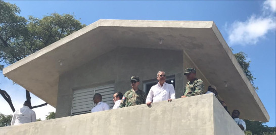 Luis Abinader observa la verja junto al ministro de Defensa y otras personalidades