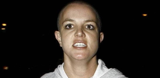 Britney Spears con la cabeza rapada