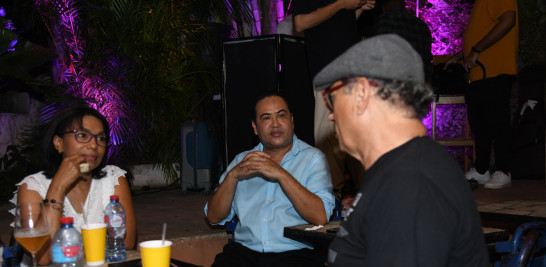 José Antonio Rodríguez durante su conversatorio con los periodistas Ynmaculada Cruz Hierro y Ramón Almánzar.