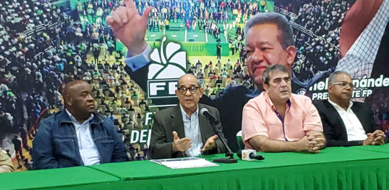 El dirigente del partido verde, ingeniero Mariano Germán, ofrece declaraciones en una rueda de prensa