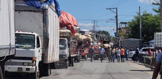 Camiones cargados de mercancías que se encontraban varados pudieron ingresar a territorio haitiano ante la reapertura de su puerta principal