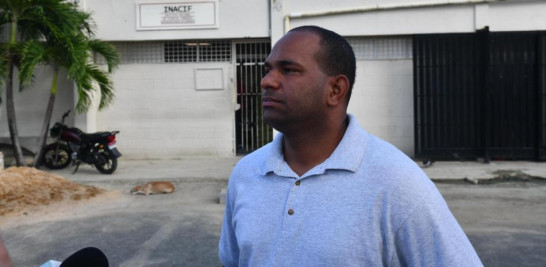 Este sábado, mientras familiares de los miembros de la Armada de República Dominicana (ARD) que fueron abatidos por los agentes policiales esperaban en las afueras del Instituto Nacional de Ciencias Forenses (Inacif), pidieron que el caso sea investigado.