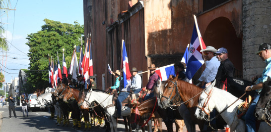 Varios hombres participaron en la "cabalgata por la patria"