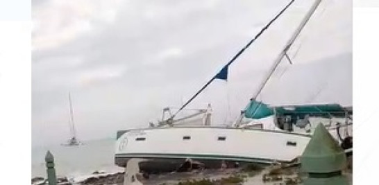 Videos enviados a Listín Diario muestran el daño que causó un fuerte oleaje y la subida de la marea en Bayahíbe, provincia La Altagracia.