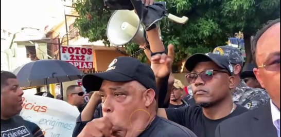 Grupos de policías y militares retirados protestan  desde la avenida 27 de Febrero con destino al Palacio de la Policía Nacional en reclamo aumento salarial y otras reivindicaciones.<br /><br />https://listindiario.com/la-republica/20240213/policias-militares-pensionados-protestan-demanda-derechos_795347.html