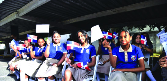 Estudiantes de varios liceos y colegios estuvieron presentes en el acto en homenaje a los símbolos patrios, organizados por el Listín Diario.
