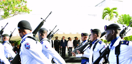 Soldados de la Fuerza Aérea de República Dominicana durante el ceremonial en homenaje a los símbolos patrios.