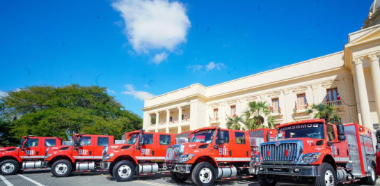 La Presidencia de la República entregó este jueves 11 camiones de respuesta rápida, para ser puestos en servicio en distintas intendencias a nivel nacional de los cuerpos de bomberos.