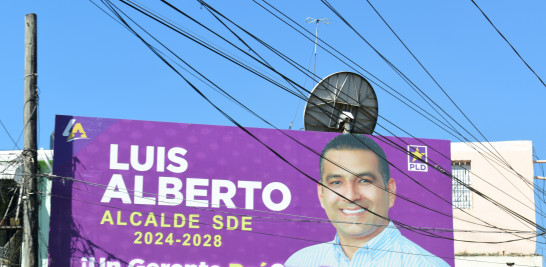 Después de haber pasado una semana de las elecciones municipales, aún están expuestas en diferentes calles y avenidas del Gran Santo Domingo las propagandas políticas de diversos candidatos electos a la alcaldía y regiduría de estos municipios.