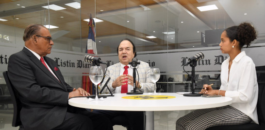 El candidato a senador Vinicio Castillo durante la entrevista en "De cara al elector", la nueva sección de este periódico para conocer las propuestas de los candidatos