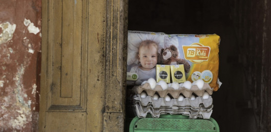 Huevos, cigarrillos y pañales se ven a la venta a la entrada de una casa en La Habana, Cuba, el miércoles 13 de marzo de 2024