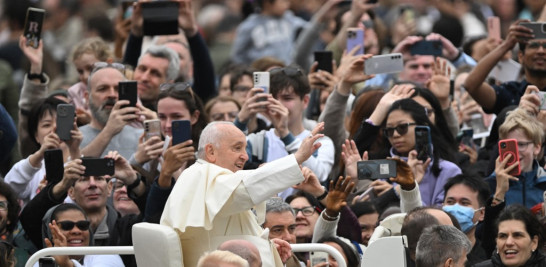 El papa saluda la multitud en su "papamóvil"  (Photo by Tiziana FABI / AFP)