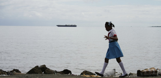 Una niña camina junto al agua en Cabo Haitiano, Haití, el 17 de abril de 2024