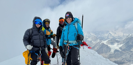Thais Herrera junto a su equipo en la aventura de escalar una montaña.