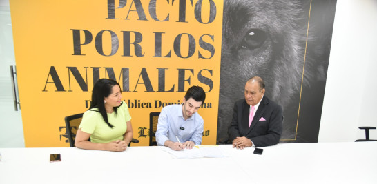 Mario Rodríguez Lama firma el Pacto por los Animales.