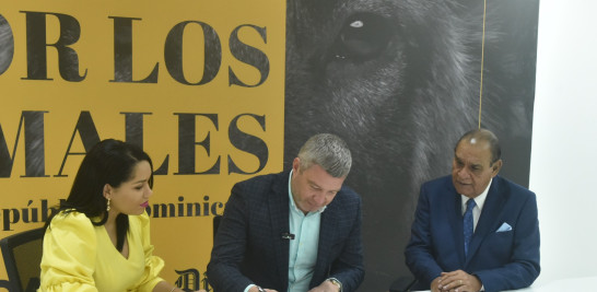 El presidente del Clúster Turístico de Boca Chica, Manuel Coppi, firma el pacto junto a Lorenny Solano, presidenta de FEDDA, y Miguel Franjul, director del LISTÍN DIARIO.