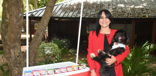 ¿Qué podría ser más refrescante y delicioso en un caluroso día que un helado? ¿Alguna vez has pensado en compartir ese placer con tu amigo de cuatro patas? Esto es lo que ha hecho posible Jovannelly Lagares, una capitaleña que decidió mezclar su cariño canino con los sabores más dulces que ofrece la isla, creando “Icedog”, una heladería para perros y gatos.