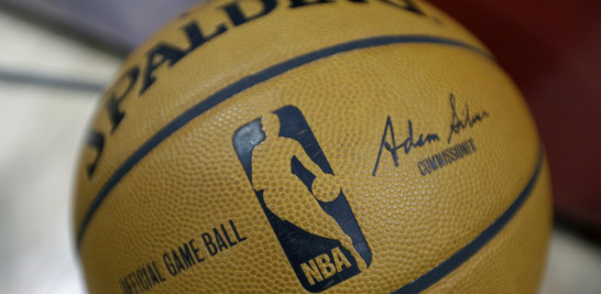 Un balón de la NBA con la firma del nuevo comisionado de la NBA