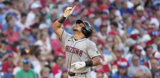 Gabriel Moreno, de los Diamondbacks de Arizona, reacciona después de batear jonrón de dos carreras en contra del abridor de los Filis de Filadelfia, Taijuan Walker, durante la tercera entrada del juego de béisbol el viernes 21 de junio de 2024, en Filadelfia. (AP Foto/Matt SGabriel Moreno, de los Diamondbacks de Arizona, reacciona después de batear jonrón de dos carreras en contra del abridor de los Filis de Filadelfia, Taijuan Walker, durante la tercera entrada del juego de béisbol el viernes 21 de junio de 2024, en Filadelfia. (AP Foto/Matt Slocum)

locum)