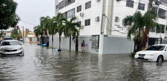 La calle Juan Enrique Dunant, donde se encuentra la Cruz Roja Dominicana, está totalmente inundada.