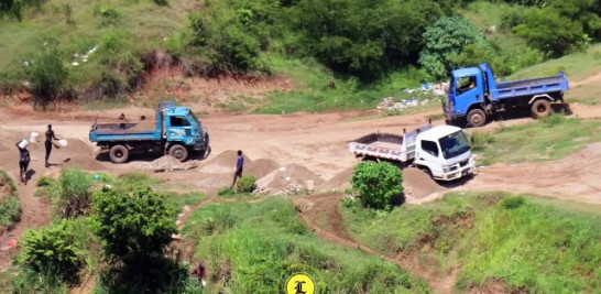 Unos diez haitianos trasladaban la arena hacia cada camión marca Daihatsu durante un movimiento continuo que además se extiende más allá de la construcción del muro o verja en el área de Dajabón.