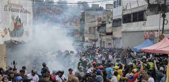 Momento de las protestas callejeras ayer en Caracas, Venezuela.
